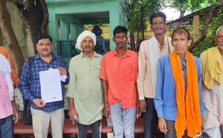 ग्राम में भरे पानी से परेशान ग्रामीणों ने एस डी एम को दिया ज्ञापन