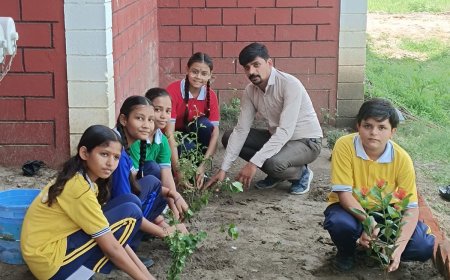 एक पेड़ माँ के नाम कार्यक्रम के तहत बच्चों ने रोपे पौधे