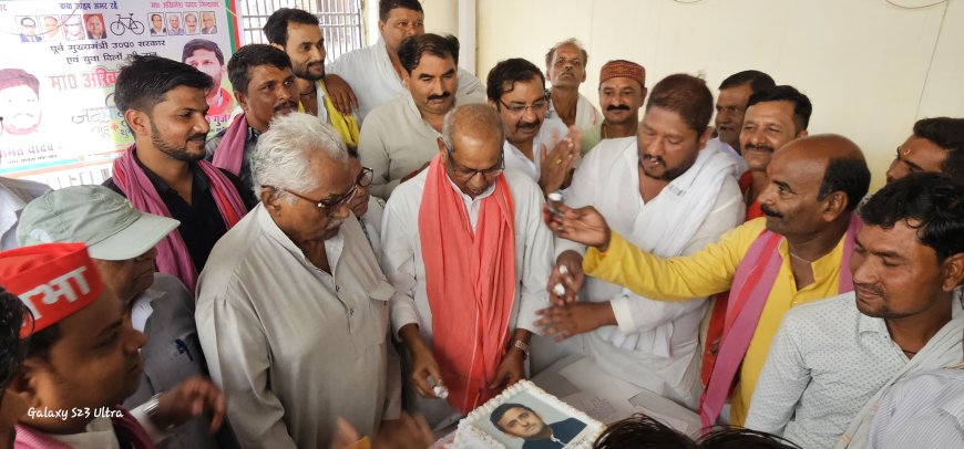 सपा सुप्रीमो अखिलेश यादव का सफाईयों ने मनाया 52 मां जन्म दिवस