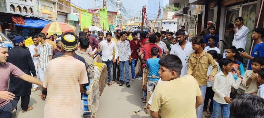 मोहर्रम की 7 तारीख को ढोल नगाड़ों व अखाड़ा खेलते हुए निकाला गया अलम का जुलूस