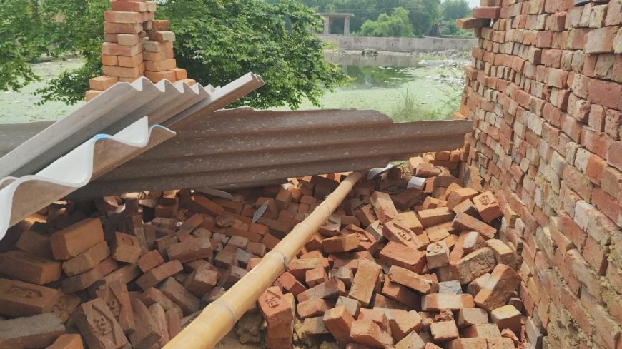 बारिश व तेज हवा के चलते भरभराकर गिरा टीन शेड दबे परिवारीजन