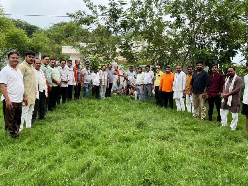 चरखारी विधायक तथा कैबिनेट मंत्री प्रतिनिधि ने अलग-अलग स्थानों में किया वृक्षारोपण