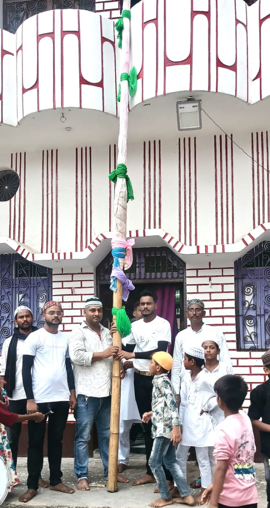 इमाम हुसैन की याद में निकाली गई छडे