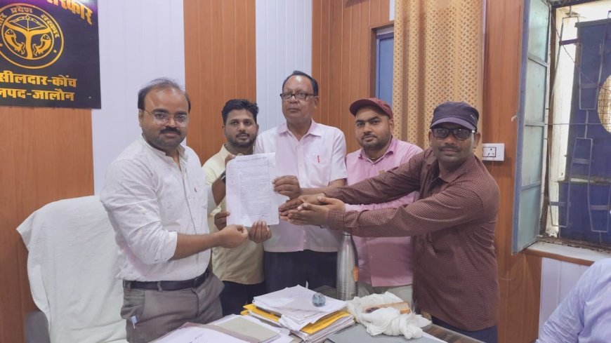 जिलाधिकारी के उत्पीड़न से लेखपाल की हुई मौत धरने पर बैठा संघ