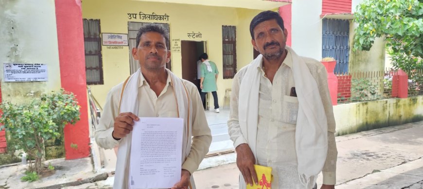 चुनावी रंजिश मानकर परेशान करने का प्रधान पर लगाया आरोप