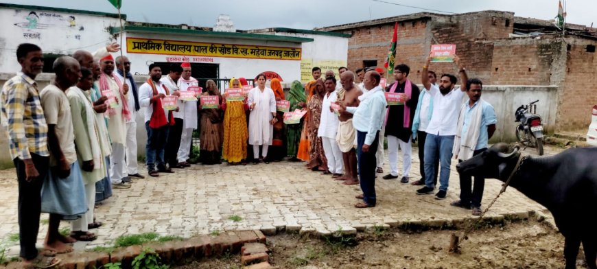 सपा कार्यकर्ताओं ने बन्द किये गए स्कूलों में बच्चों एवं अभिभावकों के समर्थन में किया प्रदर्शन