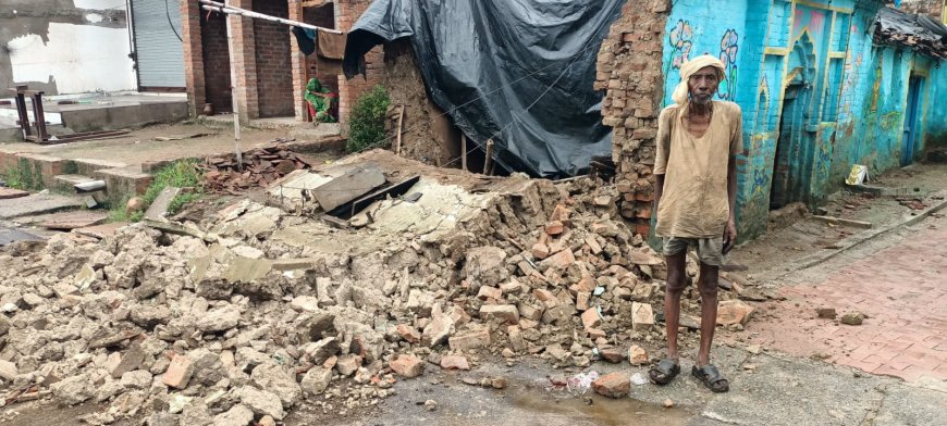 बारिश ने उजाड़ा गरीब का आशियाना गृहस्थी का सामान हुआ क्षतिग्रस्त