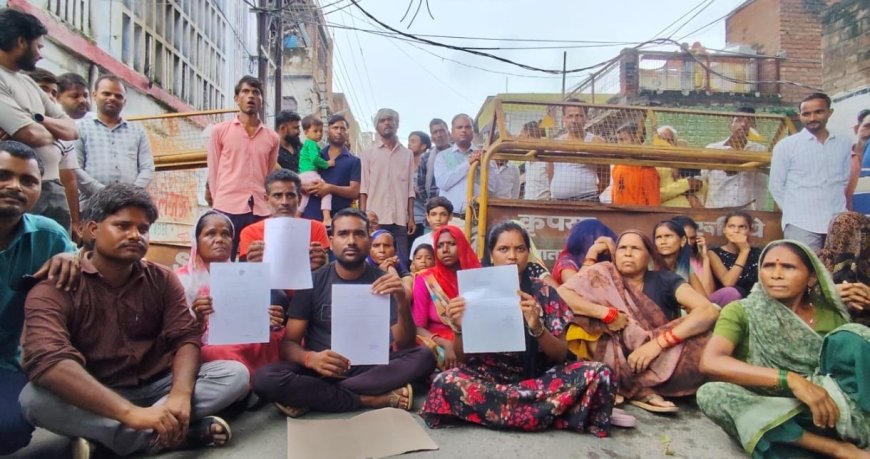 बदहाल बिजली व्यबस्था को लेकर उपभोक्ताओं ने मुख्य मार्ग को किया जाम