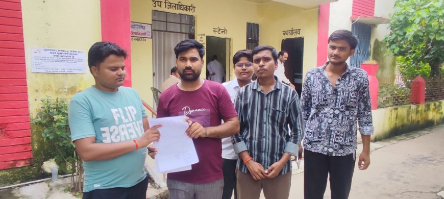 नाली न होने के कारण आम रास्ते मे भर रहा है पानी
