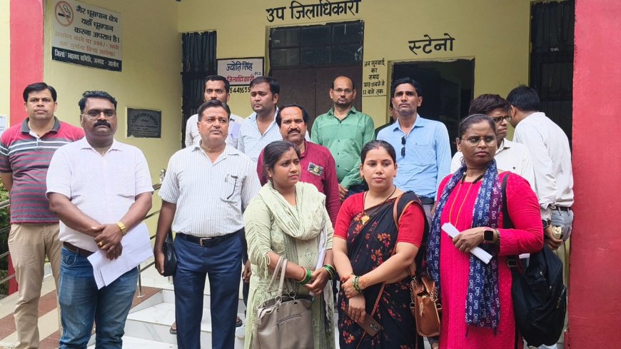शिक्षकों ने बी एल ओ ड्यूटी से कार्यमुक्त किये जाने की एस डी एम से की मांग
