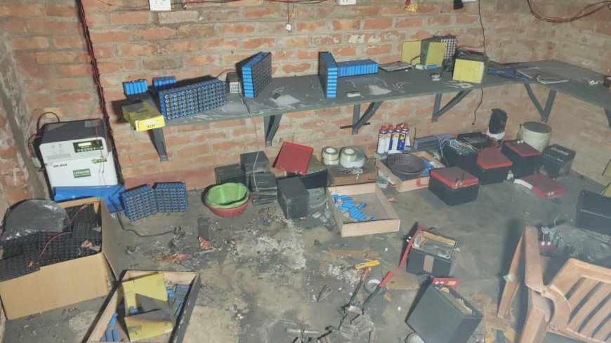 आवासीय क्षेत्र में अवैध बैट्री बनाने बाले गोदाम में हुआ विस्फोट