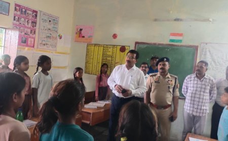 जिलाधिकारी ने परिषदीय विद्यालय में विद्यार्थियों की ली क्लास