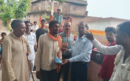 समाजसेवी संस्था न्यू लोक कल्याण समिति ने बाढ़ पीड़ितों को लंच पैकेट व भोजन वितरित किये