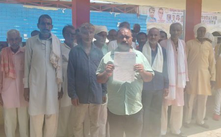 आबारा जानबरों से परेशान ग्रामीणों ने एस डी एम को सौंपा पत्र