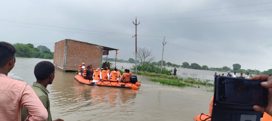 मंडल कमिश्नर तथा डीआईजी ने बाढ़ प्रभावित इलाकों में मोटर वोट से किया दौरा