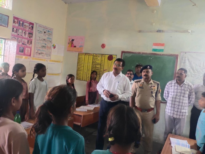 जिलाधिकारी ने परिषदीय विद्यालय में विद्यार्थियों की ली क्लास