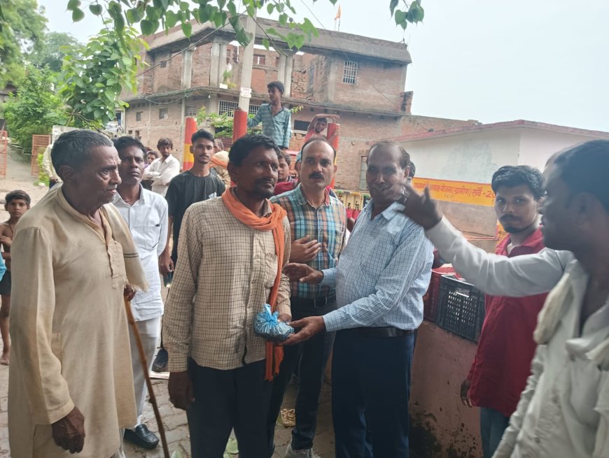 समाजसेवी संस्था न्यू लोक कल्याण समिति ने बाढ़ पीड़ितों को लंच पैकेट व भोजन वितरित किये