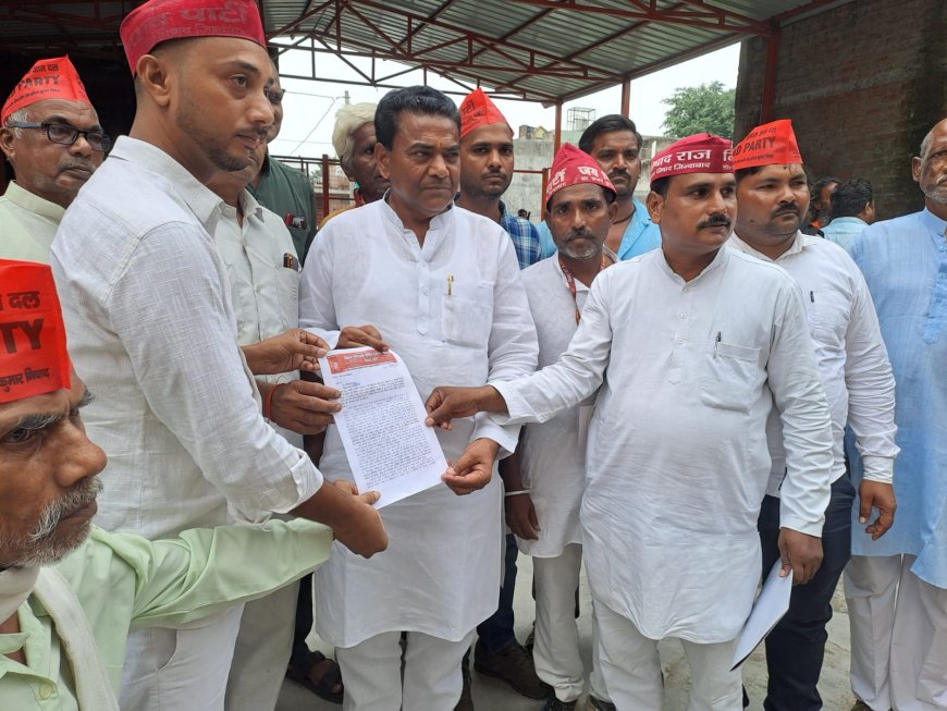 निषाद पार्टी के जिलाध्यक्ष ने अपने साथियों संग बिधायक को सौंपा मांग पत्र