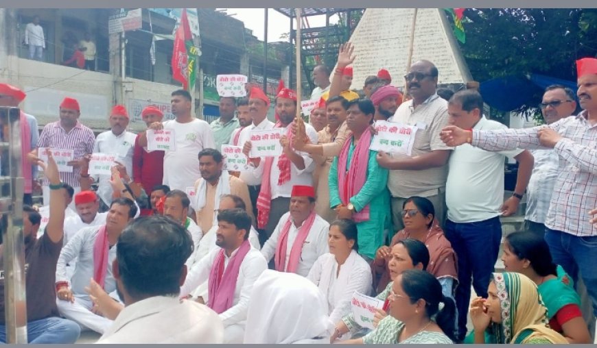 वोट चोरी के खिलाफ इंडिया गठबंधन के नेताओं ने संयुक्त रूप से आवाज उठाई
