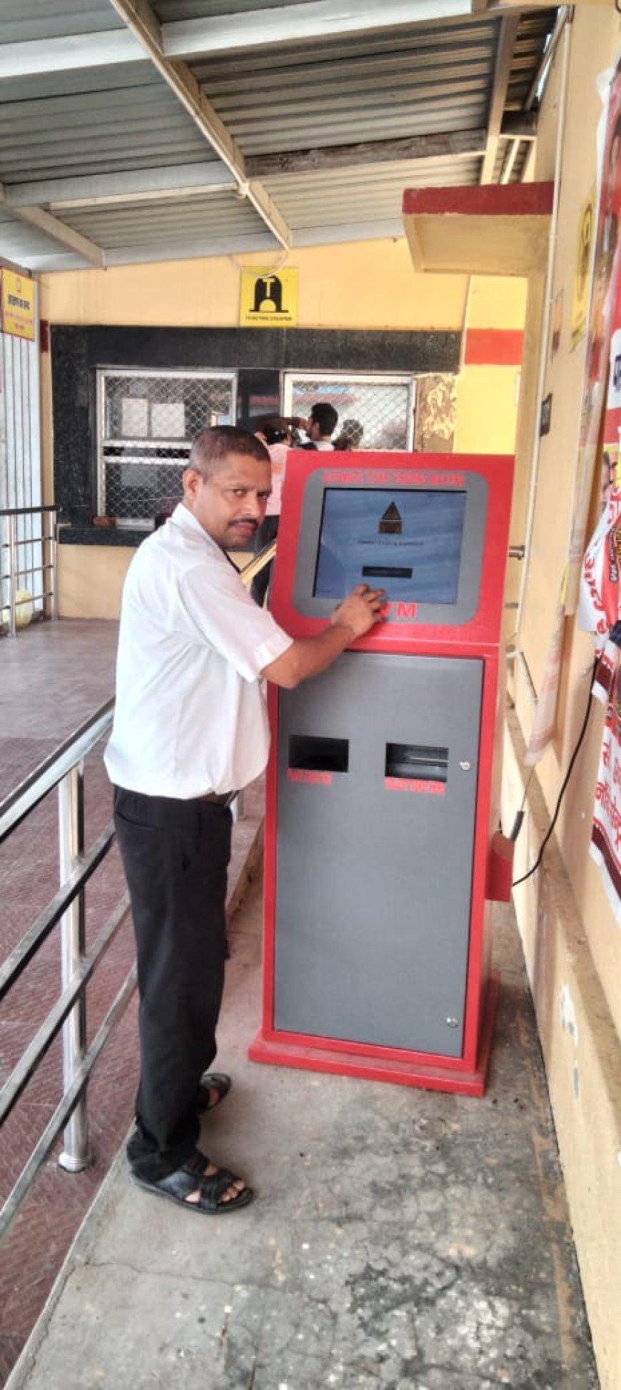 ऑटोमेटिक टिकट वेंडिंग मशीन का संचालन ठप्प होने से यात्रियों को हो रही असुविधा