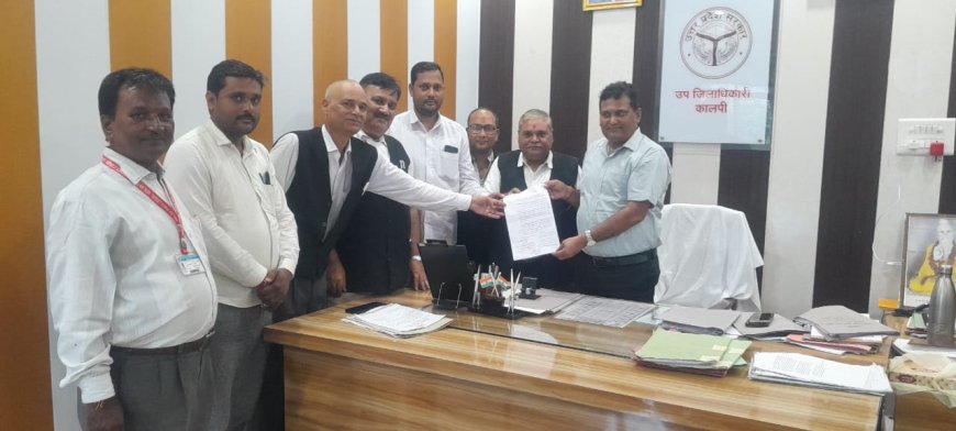 अन्ना पशुओं के विचरण पर रोक लगाने के लिए अधिवक्ताओं ने सौपा ज्ञापन