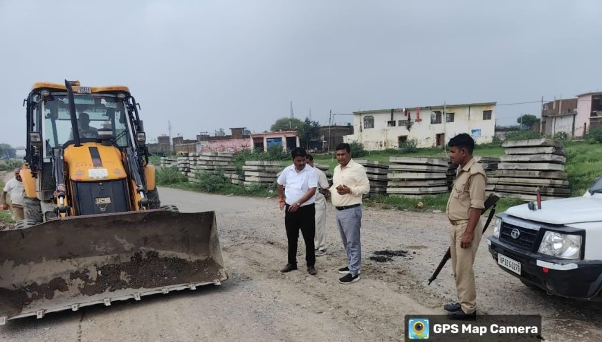 एसडीएम ने रेलवे ओवरब्रिज सड़क के गढृढों को मुक्त कराने का दिया आदेश