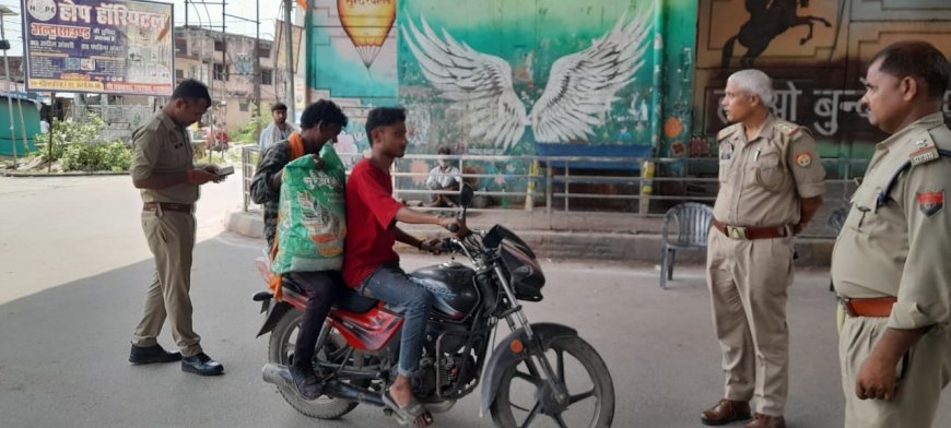 कोतवाल ने सड़को में चैंकिंग कर वाहनो के चालान काटने की कार्यवाही