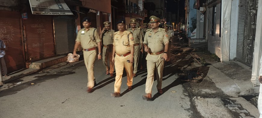 कानून व्यवस्था बनाए रखने के लिए एएसपी ने नगर में किया पैदल गश्त