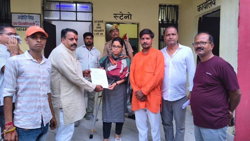 इंटर लॉकिंग चोरी की घटना पर विश्व हिंदू परिषद ने एस डी एम को दिया पत्र