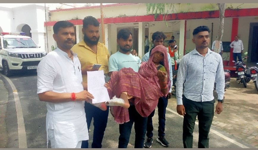 झूलते तारों की चपेट में आने महिला झुलसी
