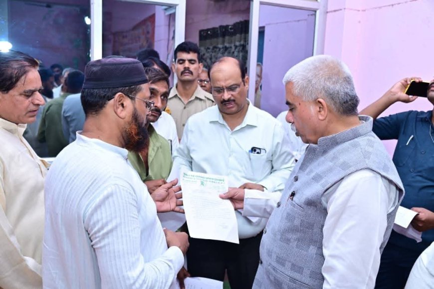 केबिनेट मंत्री राकेश सचान को बुनकरों ने ज्ञापन सौंप कर बतायी समस्याएं