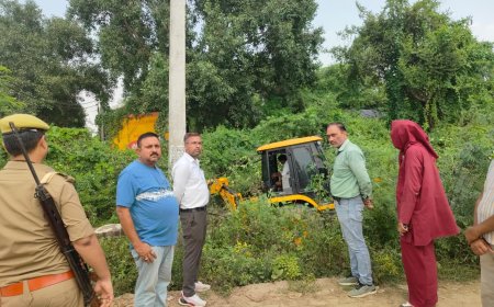 ग्राम सभा की अतिक्रमण की जमीन को जे सी वी से खाली करवाया