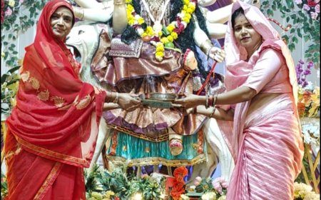 शारदीय नवरात्र के पांचवे दिन दुर्गा पंडालों में सजी मैया की झांकी के दर्शनों को उमड़े श्रद्धालु
