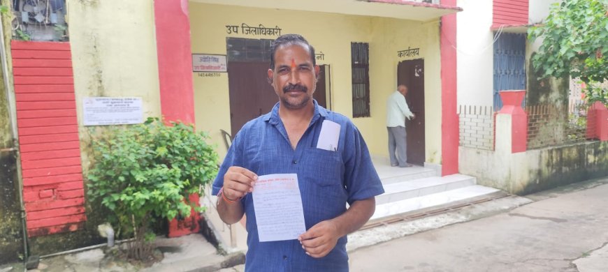 ठेकेदार ने खोजा नया फार्मूला - सीमेंट,बालू के बिना ही सड़क हो रही गढ्ढा मुक्त
