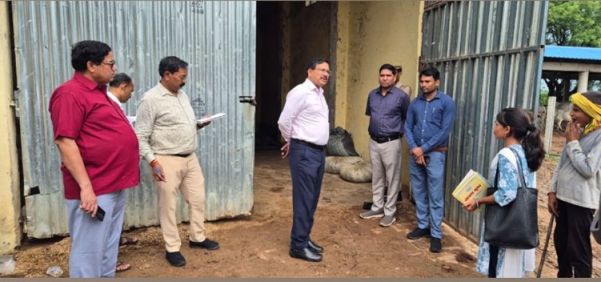 पिया निरंजनपुर गौशाला में डी एम का औचक निरीक्षण, लापरवाही पर पंचायत सहायक की सेवा समाप्त