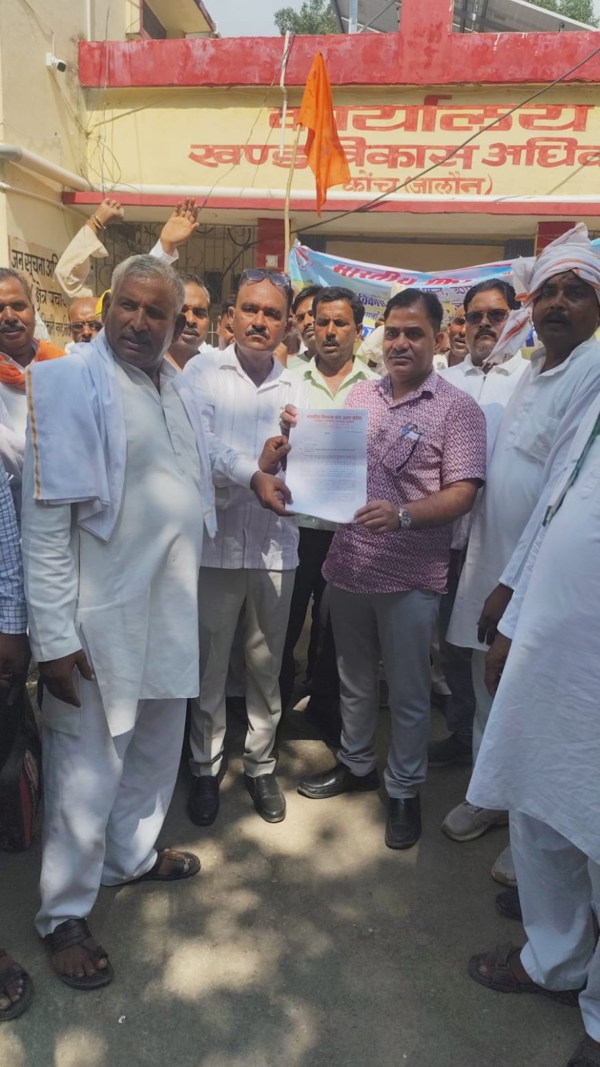 भारतीय किसान संघ ने 9 सूत्रीय मुख्यमंत्री को सम्बोधित मांग पत्र बी ङी ओ को सौंपा