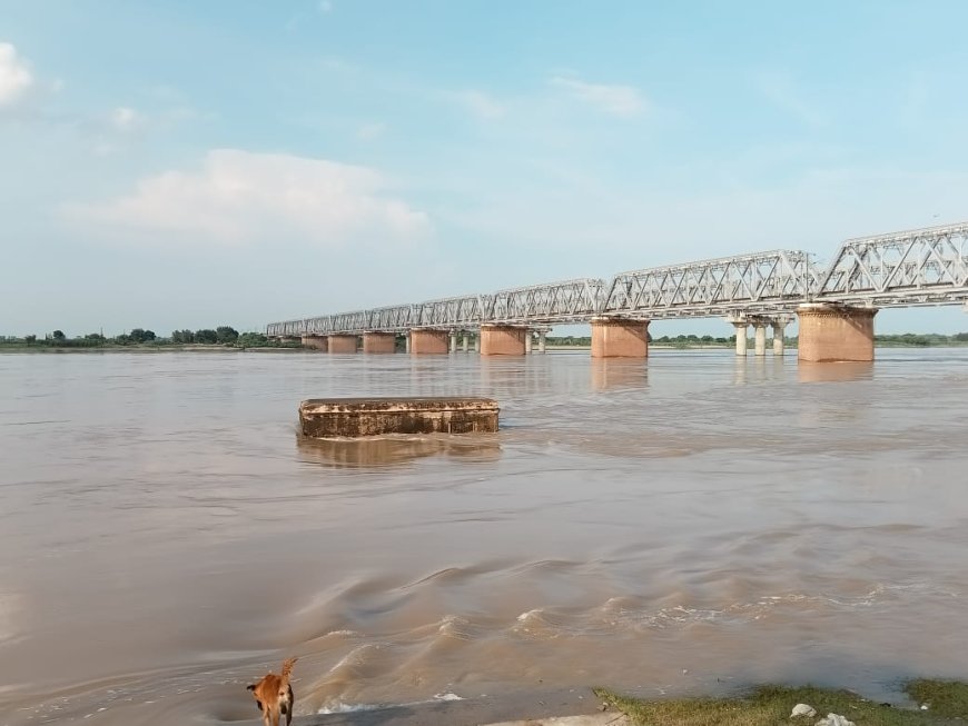 4-5 सेमी प्रति घंटा के हिसाब से घट कर यमुना नदी का जलस्तर