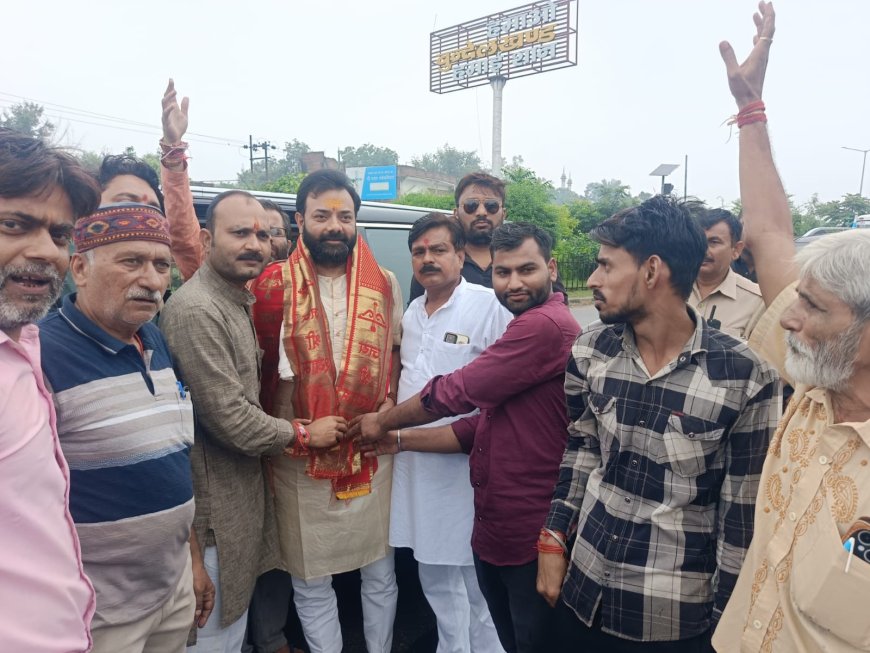 चरखारी विधायक के स्वागत में स्पोर्ट्स कॉलेज के प्रस्ताव पर की चर्चा