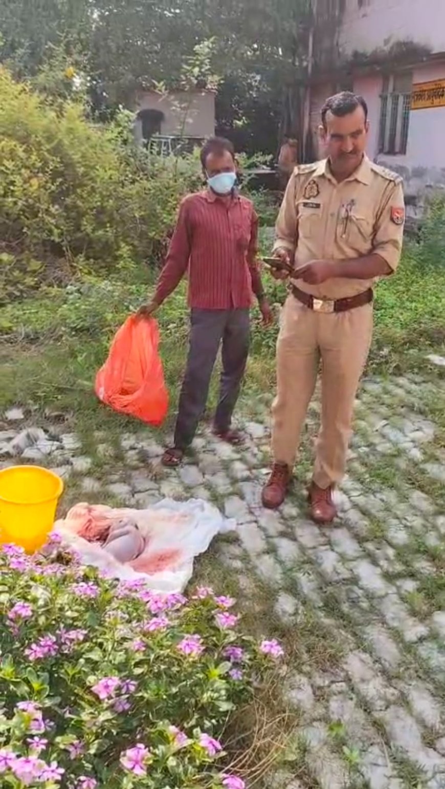 शौचालय के बाहर रखी बाल्टी में नवजात का शव मिलने से मचा हड़कंप
