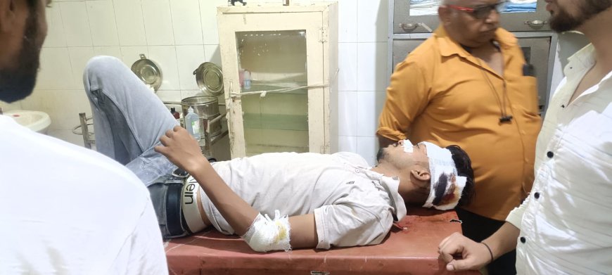 कार की टक्कर लगने से बाइक सवार युवक घायल।