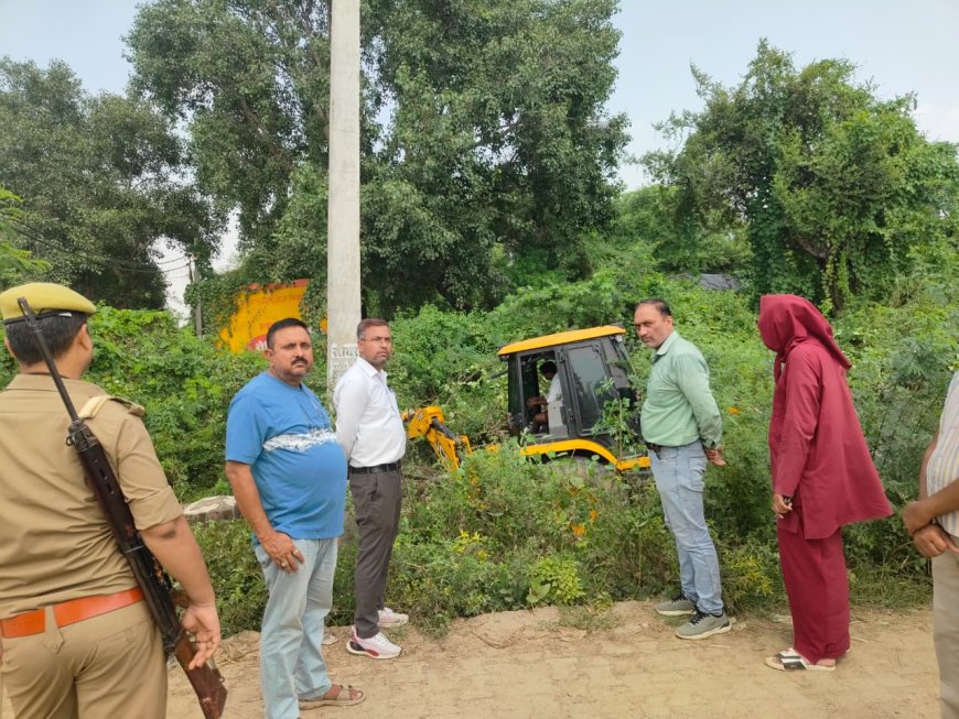 ग्राम सभा की अतिक्रमण की जमीन को जे सी वी से खाली करवाया