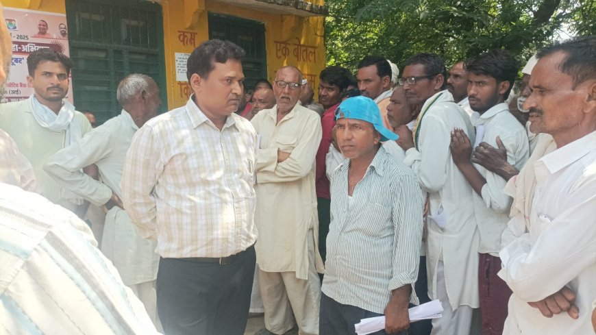 बाबई सहकारी समिति में एसडीएम ने किसानों को करवाया खाद वितरण