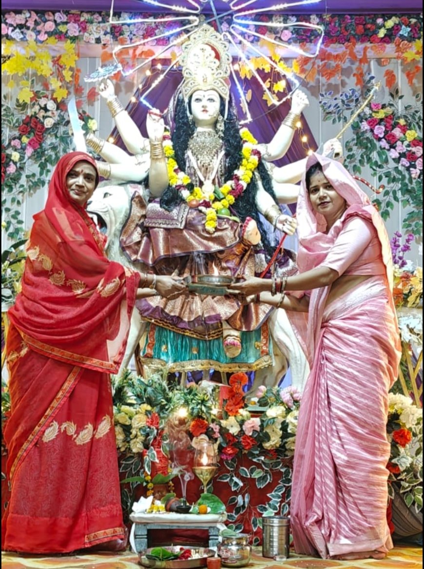 शारदीय नवरात्र के पांचवे दिन दुर्गा पंडालों में सजी मैया की झांकी के दर्शनों को उमड़े श्रद्धालु