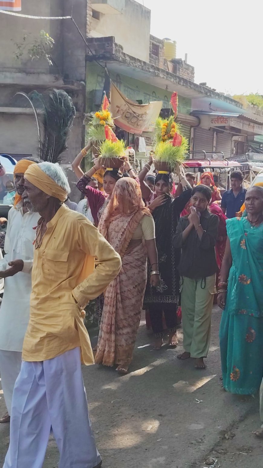 नवरात्रि की अष्ठमी पर देवी मंदिरों पर चढ़ाये गये मन्नतों के जवारे