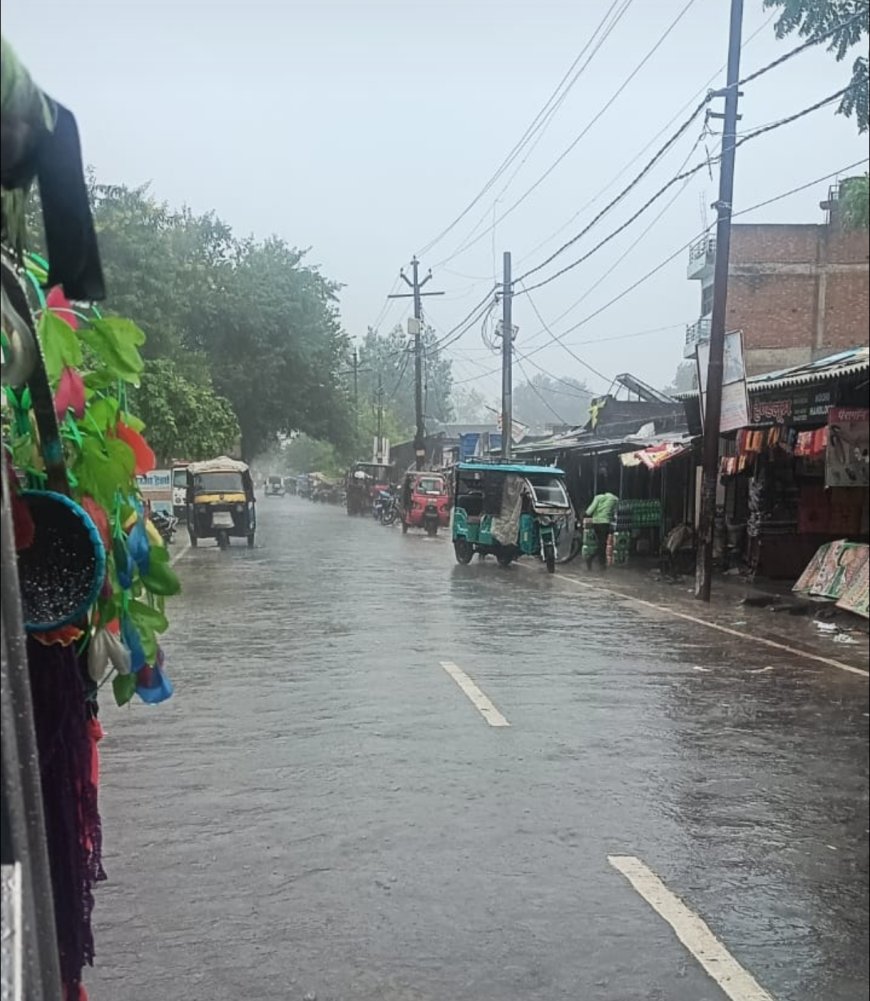 झमाझम बारिश से सड़कों पर पसरा सन्नाटा,मौसम हुआ सुहावना