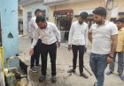 नलों में आ रहे दूषित पानी की शिकायत पर अधिकारियों ने पानी का लिया नमूना