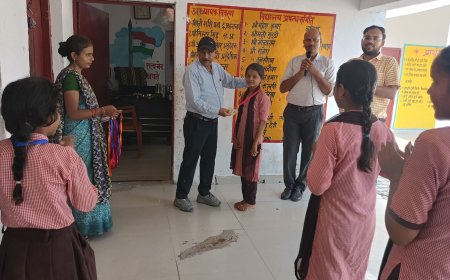 परिषदीय विद्यालय में विधार्थियों को हुए परिचय पत्र वितरित