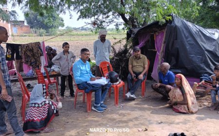 सर्पदंश से अधेड़ की मौत के मामले की नायब तहसीलदार ने की स्थलीय जांच।