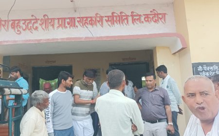 एसडीएम ने किसानों को लाइन से 4 सौ बोरी खाद बटवाई