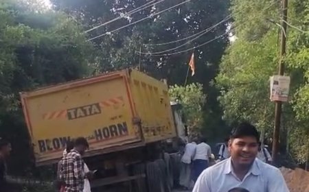 ओवरलोड बालू डंपर फँसने से लोगों में बढ़ा आक्रोश, विभाग की लापरवाही पर उठे सवाल